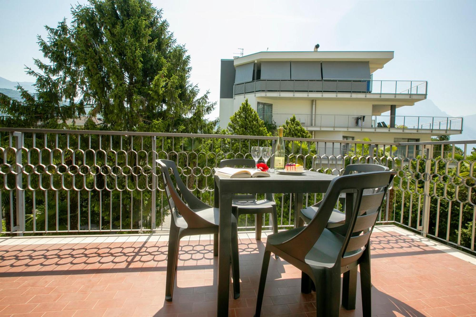 Riva Lago E Spiaggia Apartment 2 - Happy Rentals Exterior photo